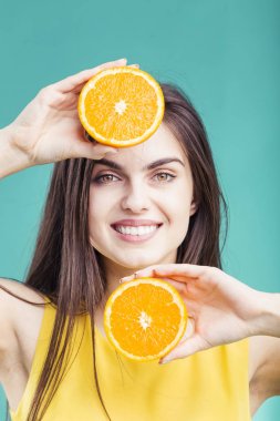 Güzel kız ile kesilerek portakal