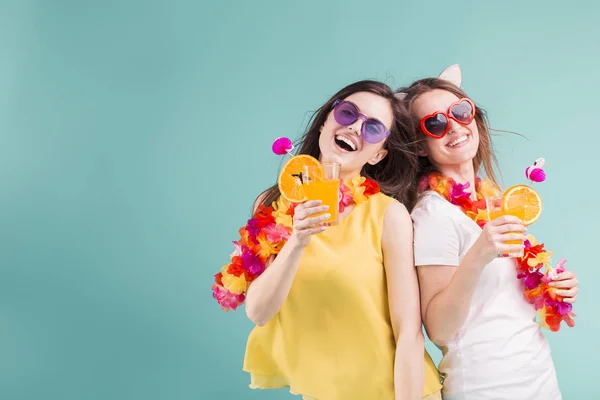 Duas meninas bonitas com coquetéis — Fotografia de Stock