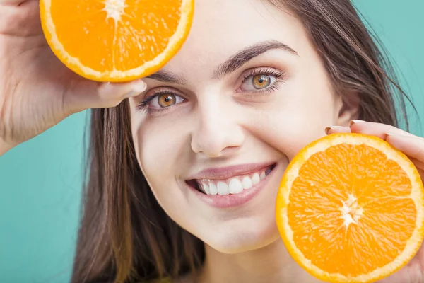Девочка с вырезанным апельсином — стоковое фото
