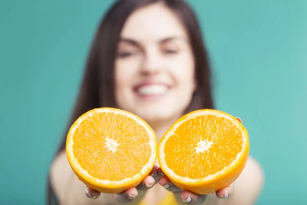 Hermosa chica con corte naranja —  Fotos de Stock