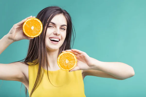 Belle fille avec orange coupé — Photo