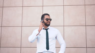telefonla konuşan sakallı adam