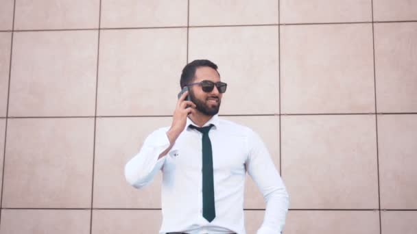 Hombre barbudo hablando por teléfono — Vídeos de Stock