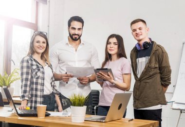 Ofis çalışanları diyagramları tartışmak