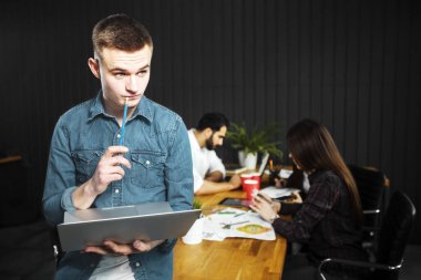 Adam kullanır Laptop Office