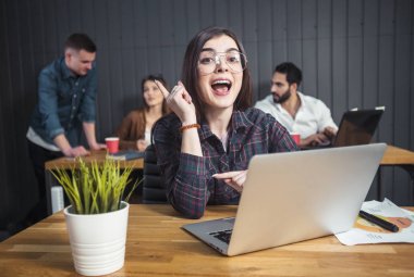 Kız dizüstü bilgisayarda çalışıyor.