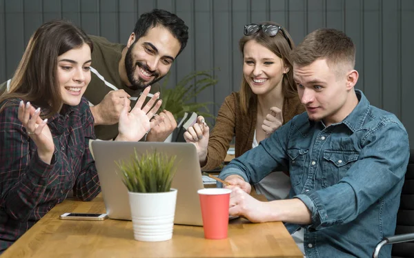 Trabajo en equipo en la oficina — Foto de Stock