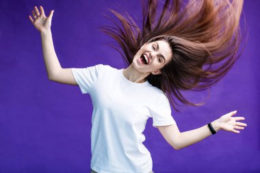 Kız mor üzerinde atlama