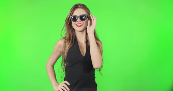 Lady em óculos de sol em Chromakey Backgroung — Vídeo de Stock