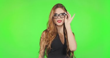 Esmer Kadın Chromakey Arkaplanda Gülümsüyor