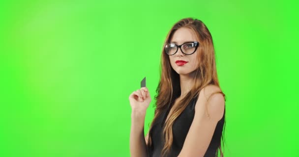 Brunette Lady met creditcard op groen scherm — Stockvideo