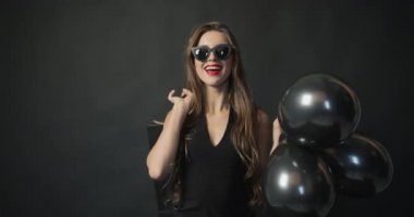 Siyah Balonlu ve Alışveriş Torbalı Gülümseyen Kadın