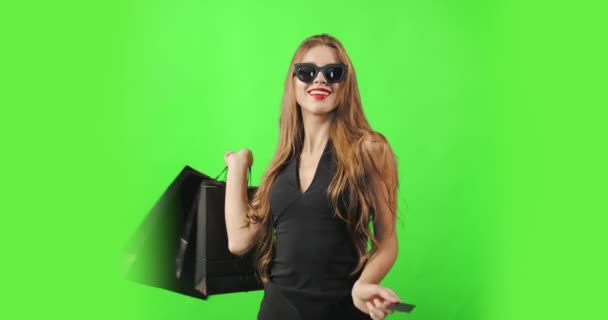 Femme heureuse avec sacs à provisions et carte de crédit — Video