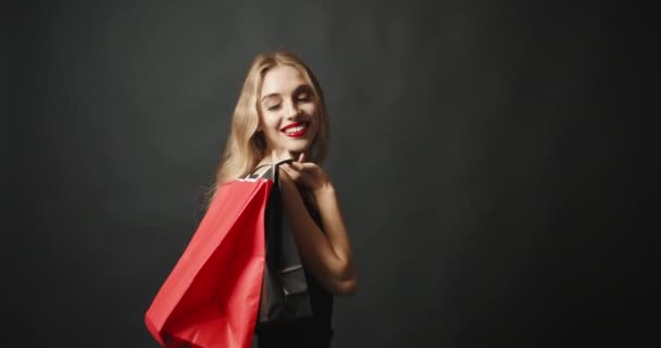 Frau mit Einkaufstüten posiert — Stockvideo