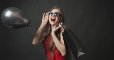 Balonlar Kırmızılı Kadın ve Alışveriş Torbası 'na Düşüyor