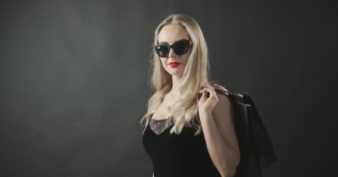 Kredi Kartıyla Alışveriş Yapan Kadın