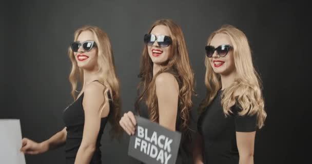 Mulher Demonstrando Posters Black Friday — Vídeo de Stock