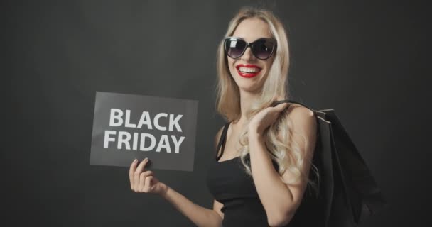 Счастливая женщина с плакатами "Черной пятницы" — стоковое видео