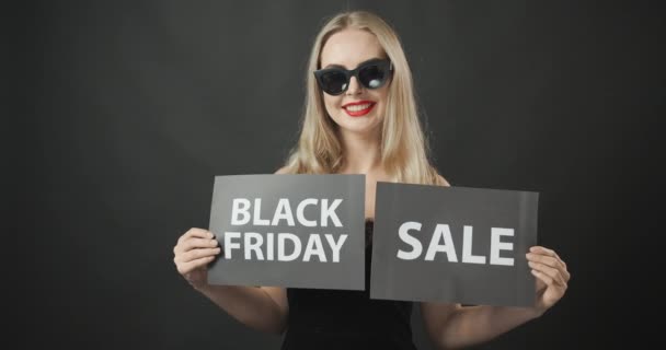 Dame mit Black-Friday-Poster — Stockvideo