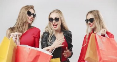 Kırmızı Alışveriş Çantalı Mutlu Kadınlar