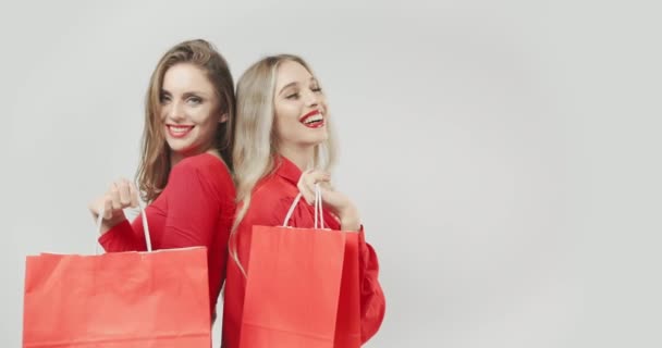 Mulheres com sacos de compras vermelhos — Vídeo de Stock