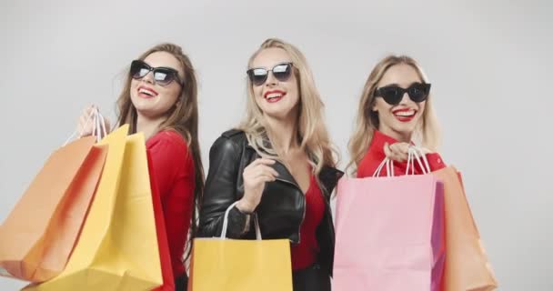 Mujeres felices con bolsas de compras rojas — Vídeo de stock