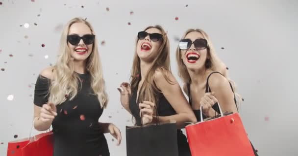 Confetti cayendo en las sonrientes damas — Vídeo de stock