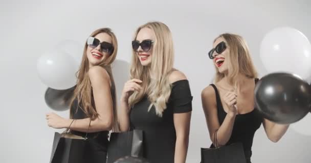 Mujeres felices con globos aéreos Compras — Vídeos de Stock
