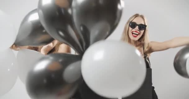 Mujeres felices con globos aéreos Compras — Vídeos de Stock