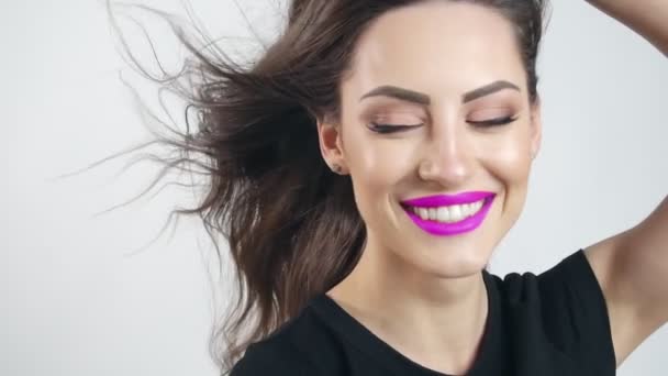 Портрет женщины с пурпурными губами — стоковое видео
