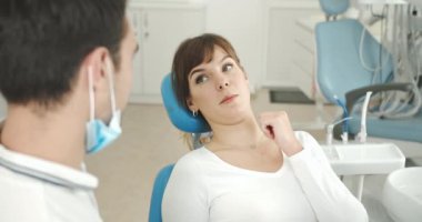 Dişçi ve Hasta Konuşuyor