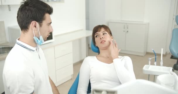 Dentista y paciente hablando — Vídeos de Stock