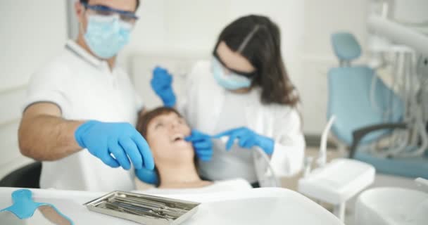 Gereedschap voor het kiezen van tandartsen — Stockvideo