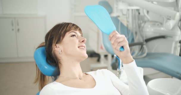 Ικανοποιημένος ασθενής οδοντιατρικής με καθρέφτη — Αρχείο Βίντεο