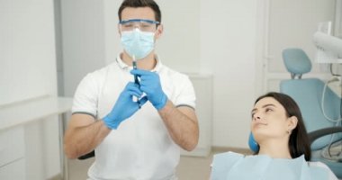 Dişçi Hastaya Anestezi Yapıyor