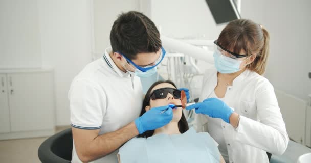 Tandläkare Arbetar med Uvf — Stockvideo