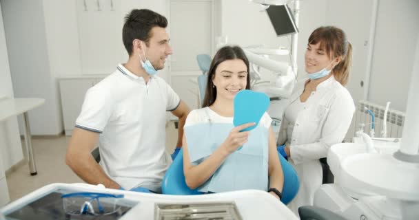 Satisfecho paciente de odontología con espejo — Vídeo de stock