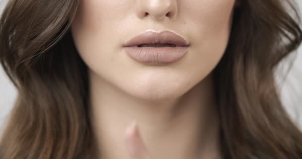 Femme lèvres chuchotant gros plan — Video