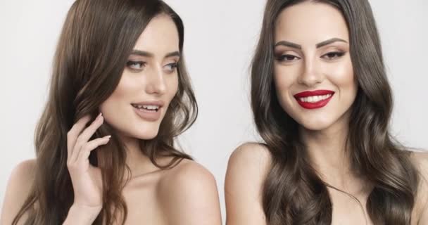 Duas mulheres sorridentes bonitas isoladas — Vídeo de Stock