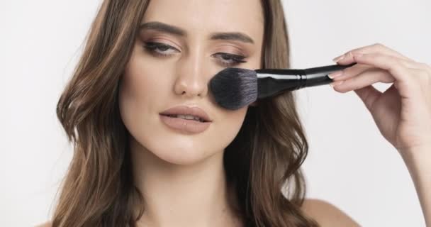 Bruneta žena s make-up štětcem Closeup — Stock video