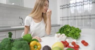 Mutlu kadın ve Masada Yeşil Yemek