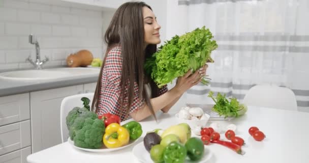 Mulher segurando salada fresca na cozinha — Vídeo de Stock