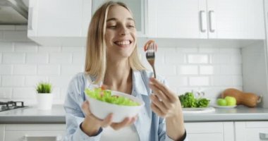 Mutfakta Salatadan Hoşlanan Kadın