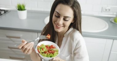 Genç Kadın Taze Salatanın Tadını Çıkartıyor