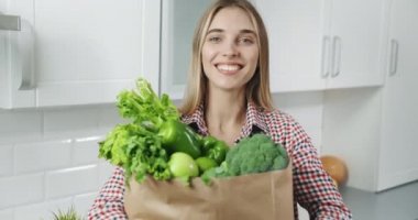 Yeşil Sebzeli Kadın Çantası Portresi