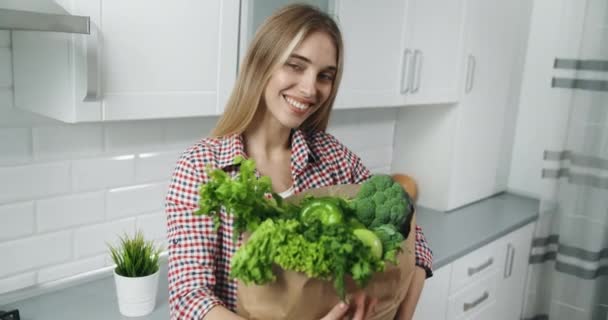 緑の野菜と女性の保持バッグ — ストック動画