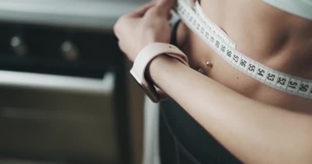 Женщина измеряет талию с помощью кружева — стоковое видео