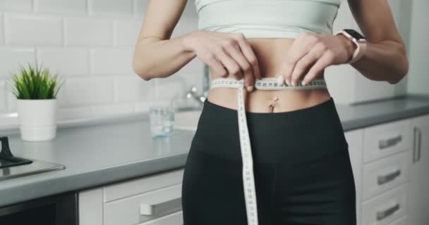 Mujer que mide la cintura con encaje medidor — Vídeo de stock