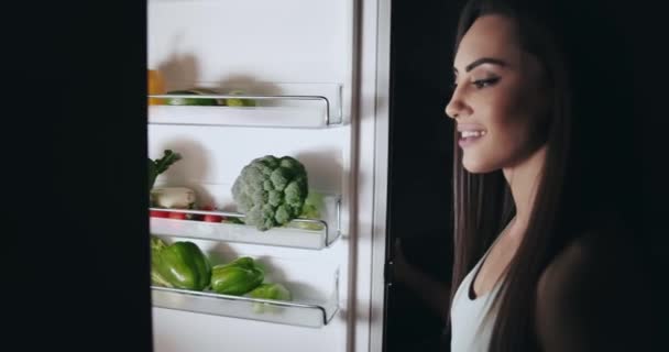 Mulher que abre o congelador à noite — Vídeo de Stock