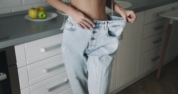 Donna in vita dopo aver perso peso — Video Stock